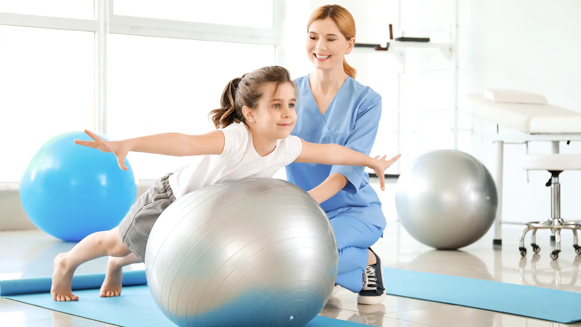 Mädchen bei der Physiotherapie