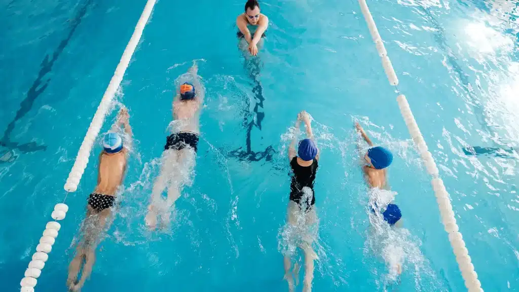 Trainingsgruppe übt im Pool