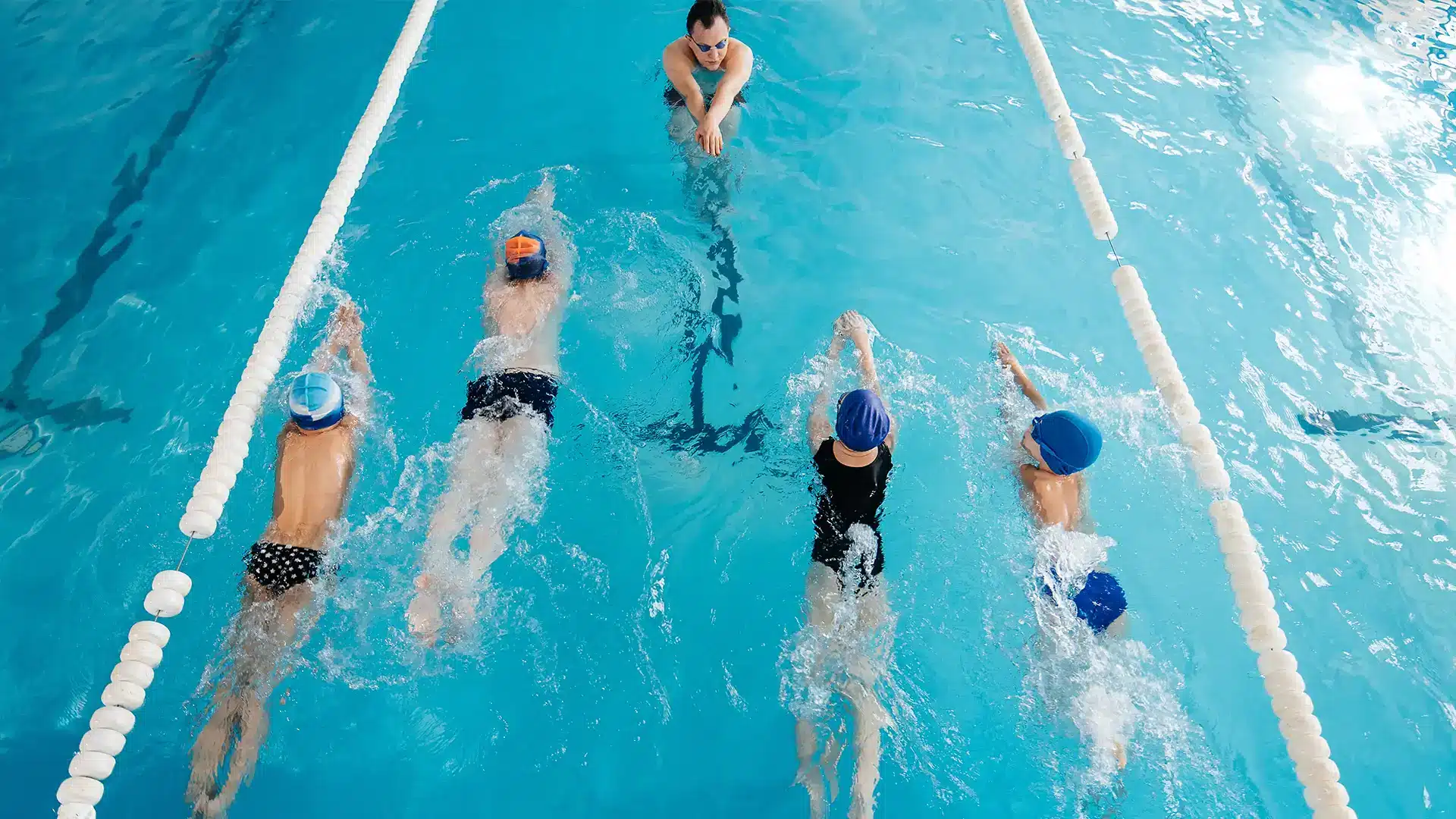 Trainingsgruppe übt im Pool